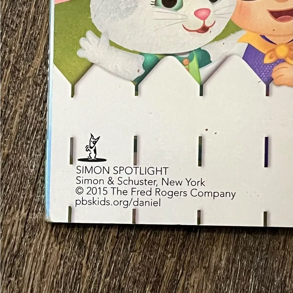 Daniel Tiger’s Neighborhood Daniel Plays in the Snow Kids Book + 35 Stickers